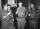 Quatre hommes portant des uniformes militaires de camouflage debout ensemble, tenant des boissons.